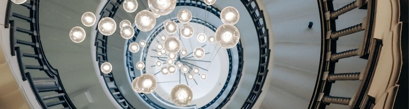 Innere Reise - Zugang zu tieferen Bewusstseinsebenen Gewundene Treppe, die sanft nach unten führt und symbolisch für den Zugang zu tieferen, inneren Ebenen steht